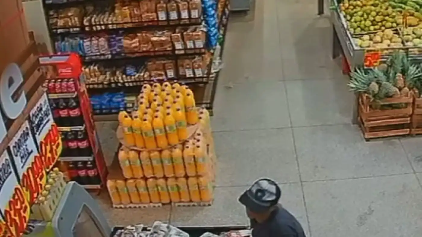 Câmera flagra mulher furtando bicicleta em frente a supermercado na zona leste