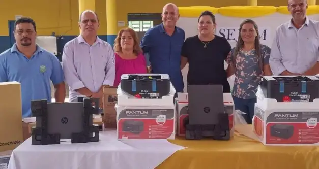 Alvorada D’Oeste: Deputado Ismael Crispin entrega equipamentos eletrônicos para duas escolas