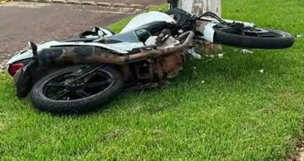 Moto tem frente destruída após colidir contra poste em Pimenta Bueno