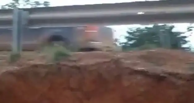 Erosão na BR-435 em Cerejeiras ameaça ponte e coloca vidas em risco: vídeos mostram situação crítica