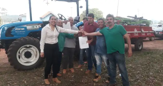 Prefeitura de Castanheiras garante mais um trator à associação rural