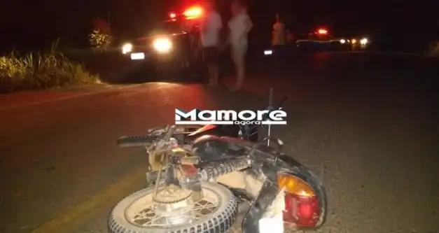 Jovem morre após bater moto na traseira de caminhão toureiro estacionado em Nova Mamoré