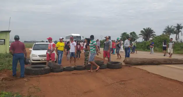 Manifestantes interditam BR 364 em Jacy Paraná