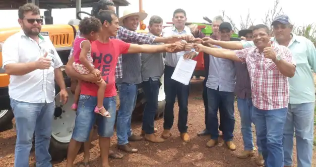 Prefeitura entrega tratores para fomentar a agricultura familiar em Castanheiras