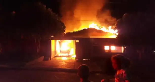 Incêndio destrói casa no Bairro Cidade em Alta Floresta