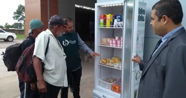 'Geladeira Solidária' oferece comida de graça para moradores de rua em Porto Velho