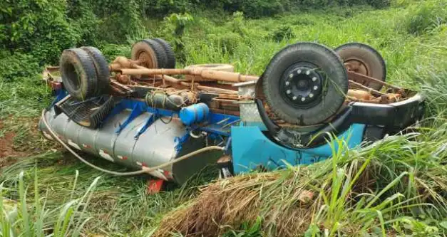 Caminhão leiteiro capota no interior de Rondônia e deixa motorista ferido