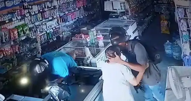 VÍDEO: Durante assalto, bandido beija cabeça de idosa para acalmá-la