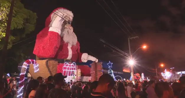 Papai Noel feito com mais de 20 mil garrafas pets é montado em Ji-Paraná