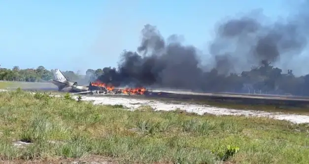 Aeronave cai durante pouso em pista de resort, pega fogo e deixa 1 morto e 9 feridos na Bahia; VÍDEO