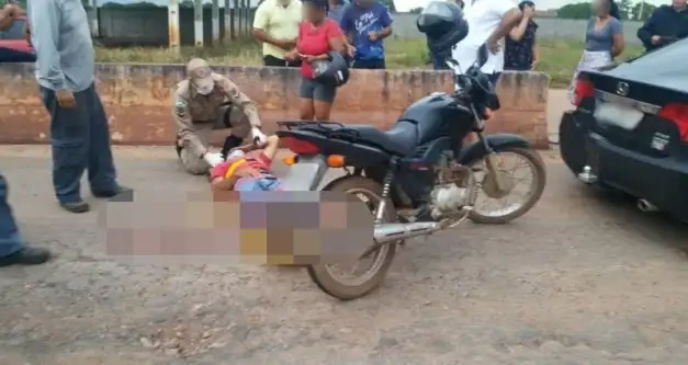 Motociclista bate na traseira de carro e fica ferido em acidente em Rolim de Moura