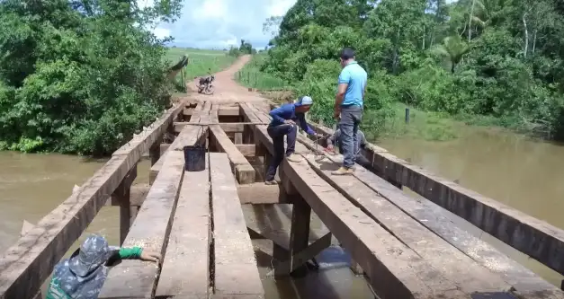 Secretaria de Obras recupera ponte na Linha 03 em Castanheiras