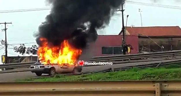 Automóvel pega fogo no viaduto da BR-364 em Porto Velho