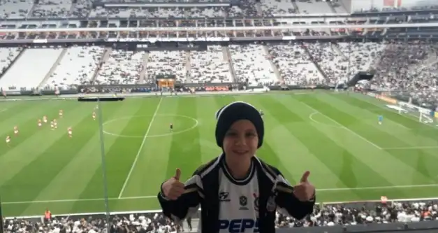 Desconfortável com o barulho do estádio, menino autista recebe ajuda em partida na arena Corinthians