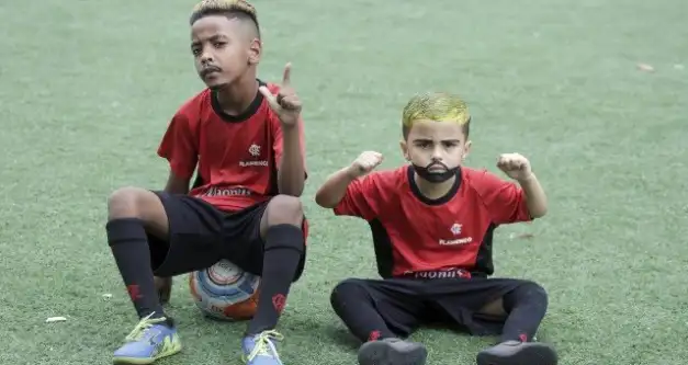 Bruninho Henrique e Gabigolzinho: dupla mirim faz sucesso imitando atacantes do Flamengo