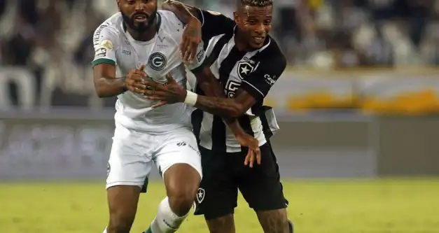 Pedro Raul decide e Goiás derrota Botafogo de virada no Brasileiro