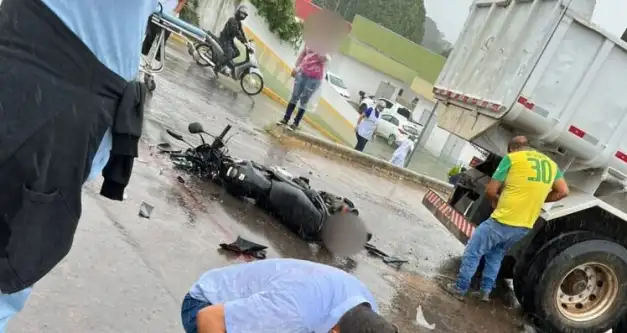 Entregador de delivery em estado gravíssimo após colisão com caçamba em Ji-Paraná