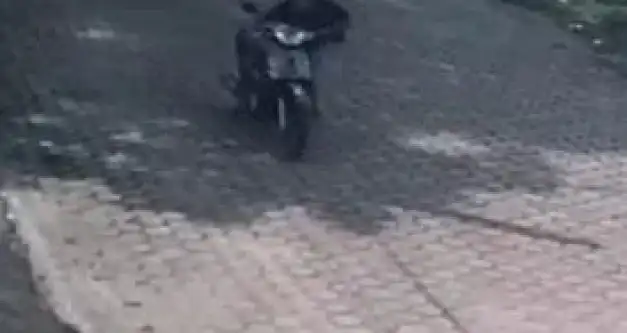 Câmera registra furto de Honda Biz em Ji-Paraná: Ladrão empurra motocicleta