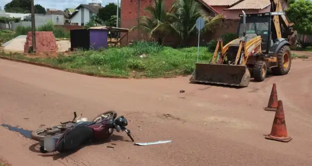 URGENTE: Motociclista se choca com retroescavadeira em Rolim de Moura