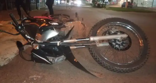 Motociclista é socorrido após colidir com ciclista no centro de Rolim de Moura