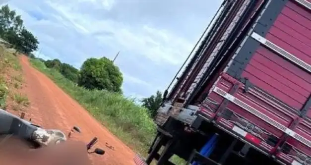 URGENTE: Jovem perde a vida ao bater moto em traseira de caminhão boiadeiro na área rural de Seringueiras