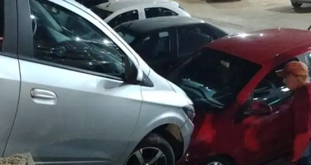 Carro fica pendurado em estacionamento após erro de condutora em Jaru