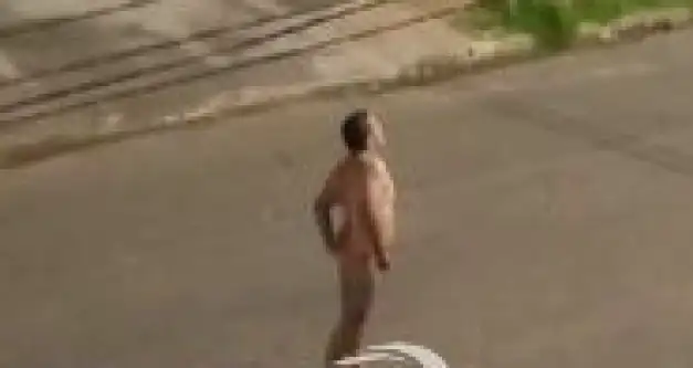 Homem em surto psicótico é flagrado nu pelas ruas de Jaru