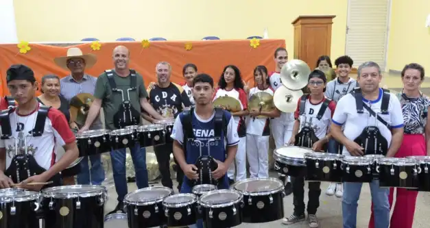 Candeias do Jamari: Ismael Crispin fortalece cultura com entrega de instrumentos para banda de fanfarra