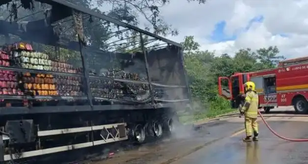 Caminhão carregado com produtos de higiene pega fogo na BR-364 em Vilhena