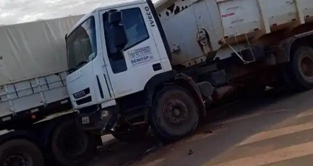Acidente na BR-364 em Vilhena: caminhão e carreta se 'enroscam' sem feridos