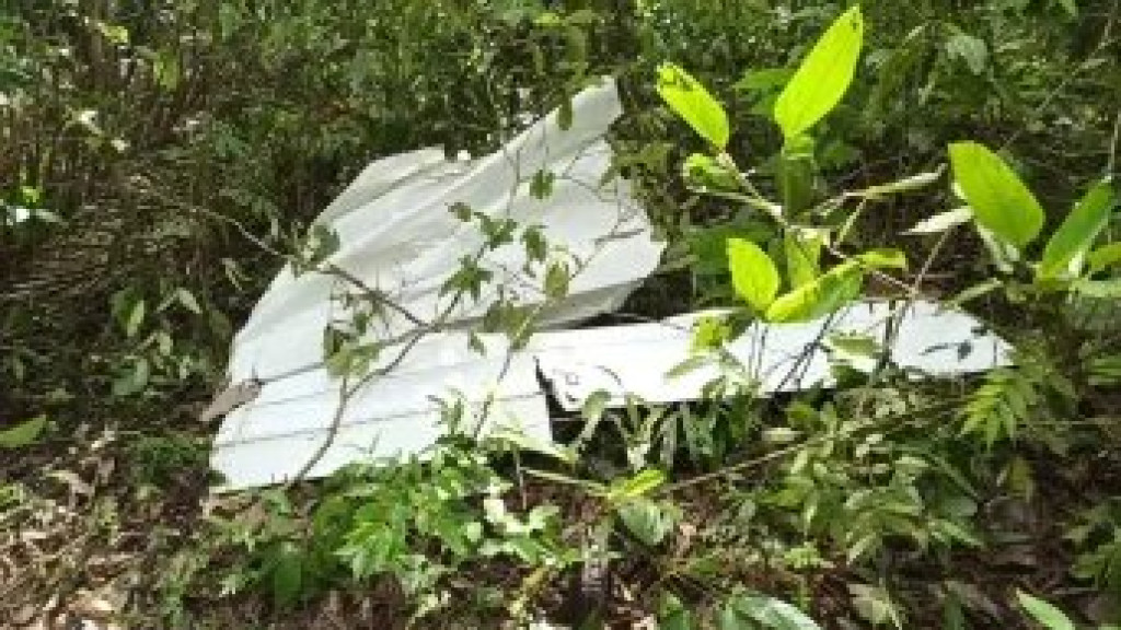 Avião com 12 pessoas cai e explode em Rio Branco, no Acre