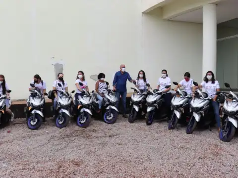 Em Espigão d’Oeste, Deputado Estadual Ismael Crispin entrega motocicletas a ACS e ACE.