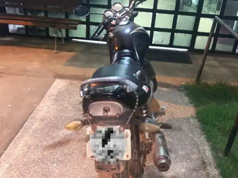 PM recupera motocicleta furtada e detém suspeitos em Cacoal