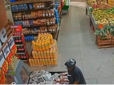 Câmera flagra mulher furtando bicicleta em frente a supermercado na zona leste