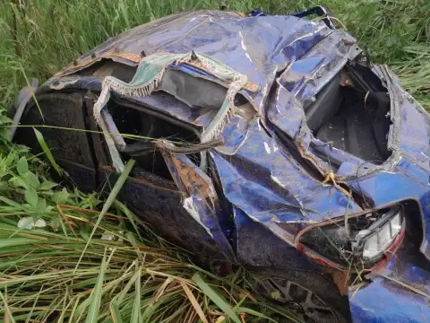 Capotamento de Renault Kwid deixa três feridos na BR-364