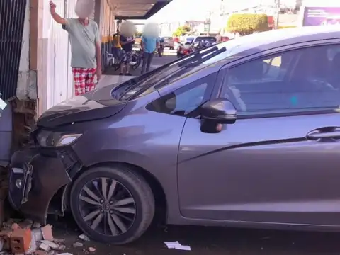 Carro invade frente de residência em acidente no centro