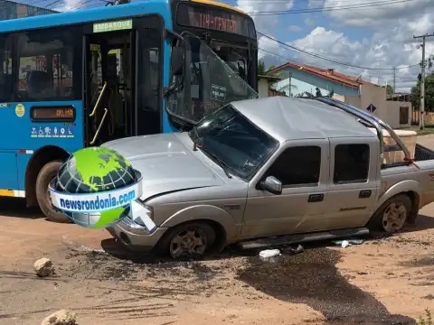 Acidente na Raimundo Cantuária: Caminhonete invade preferencial e é atingida por ônibus
