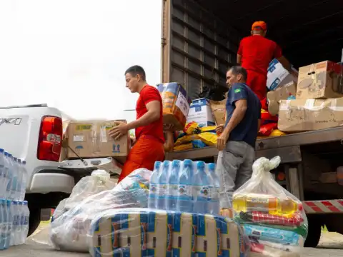 Campanha humanitária do Governo de RO coleta arrecadações nos municípios e segue para o RS
