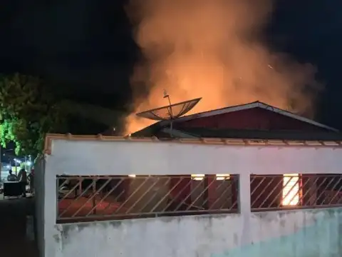 Casa é destruída por fogo em Costa Marques, incêndio pode ter sido criminoso