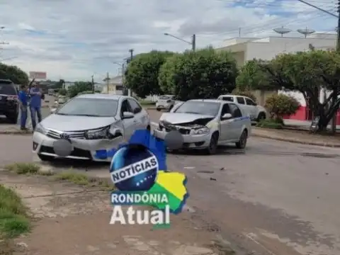 Acidente entre Corolla e táxi no centro de Ji-Paraná