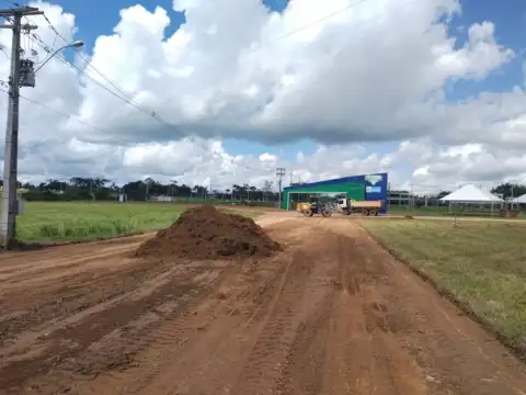 Equipes trabalham na finalização dos serviços de infraestrutura para a 11ª Rondônia Rural Show, em Ji-Paraná