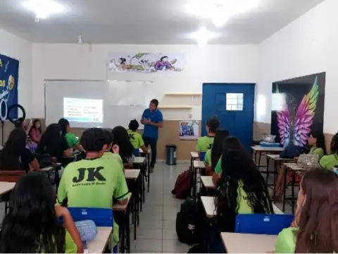 Jornalista renomado ministra palestra para estudantes da Escola JK em Santa Luzia