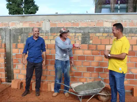 Deputado Ismael Crispin visita obras em escola infantil de São Miguel do Guaporé