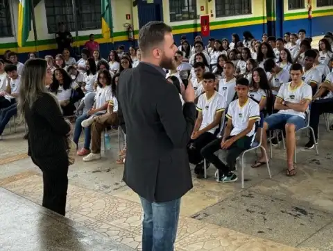 MP fala a colegiais sobre importância do alistamento eleitoral e do voto em São Miguel do Guaporé