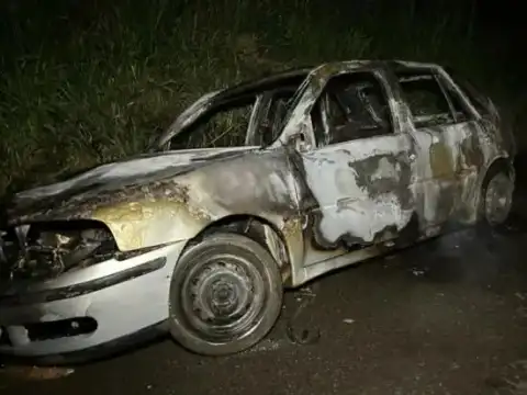 Carro abandonado na BR-364 é incendiado em Jaru