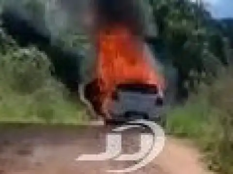 Carro é consumido por fogo em Jaru na linha eletrônica entre Tarilândia e Nova União