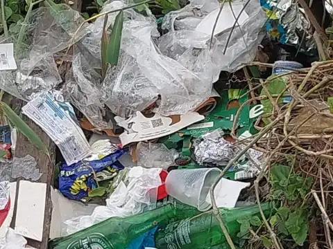 Prefeitura alerta que descarte irregular de lixo é crime ambiental, obstrui canais e aumenta as alagações