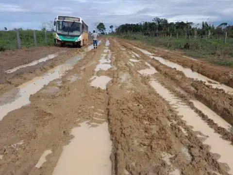 Vila Samuel: Estudantes ilhados por lama: acesso à escola comprometido