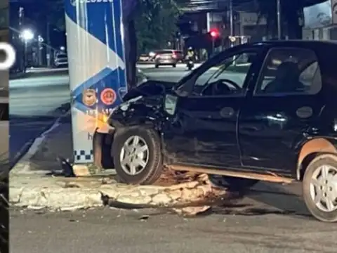 NO CENTRO: Carro atinge totem de segurança após acidente de trânsito