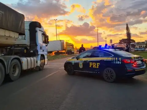 Colisão entre caminhão e carro de passeio resulta na prisão de motorista embriagado em Vilhena